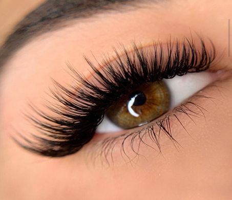 The wet look lashes is the trendy eyelashes extension style