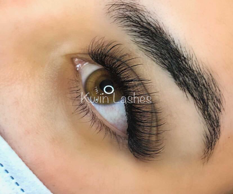 The wet look lashes is the trendy eyelashes extension style