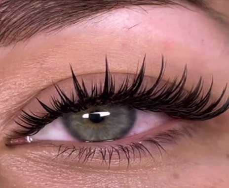 The wet look lashes is the trendy eyelashes extension style